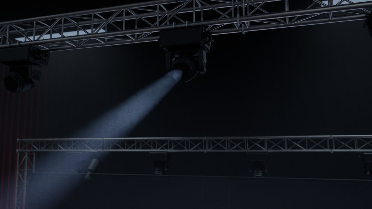 Um moving head beam pendurado na vara de truss, o facho atravessando o haze na direção da plateia.